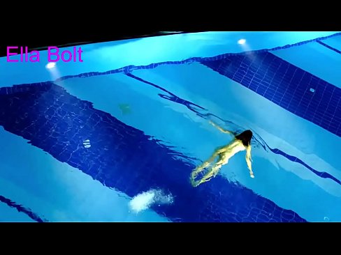 ❤️ Non podo deixar de mirar, unha moza loira que é sorprendida nadando espida na piscina do resort ELLA BOLT ❤️ Vídeo de puta  en % gl.trysex.ru % ❌️